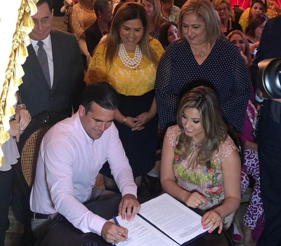Ricardo Rosselló firma el acuerdo de Justicia Activa. (semisquare-x3)
