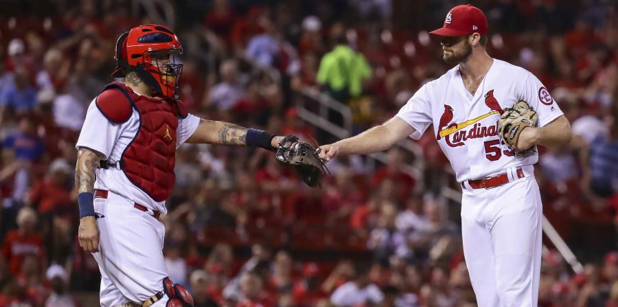 Yadier Molina saluda a John Gant . (AP) (horizontal-x3)