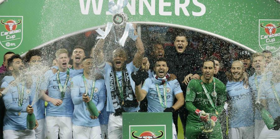 El defensor belga Vincent Kompany, centro, alza el trofeo junto a sus compañeros del Manchester City. (horizontal-x3)