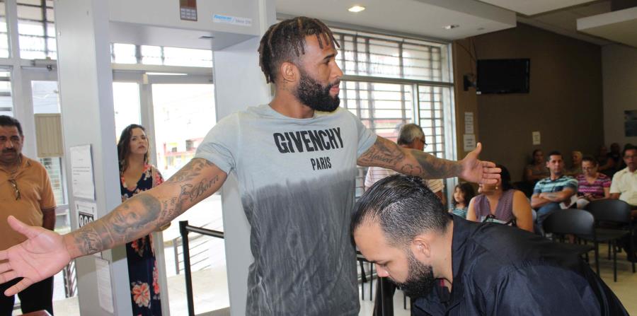 Walter Hodge a su llegada al tribunal Municipal de Aguadilla. (horizontal-x3)