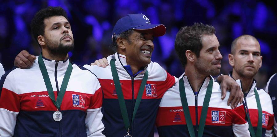 Sebastien Grosjean asumirá el puesto de Yannick Noah (centro) después que Amelie Mauresmo anunciara su salida para asumir su nuevo rol como entrenadora del tenista francés Lucas Pouille. (AP / Thibault Camus) (horizontal-x3)