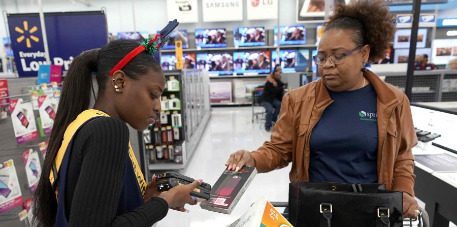 Una cajera cobra a una cliente sin llegar a una caja registradora. (AP) (horizontal-x3)