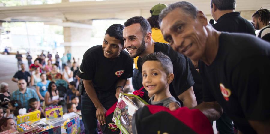 Christopher 'Pitufo' Díaz compartió con su gente barranquiteña durante una actividad en la que la OMB donó suministros de emergencia para los damnificados por el huracán María. (horizontal-x3)