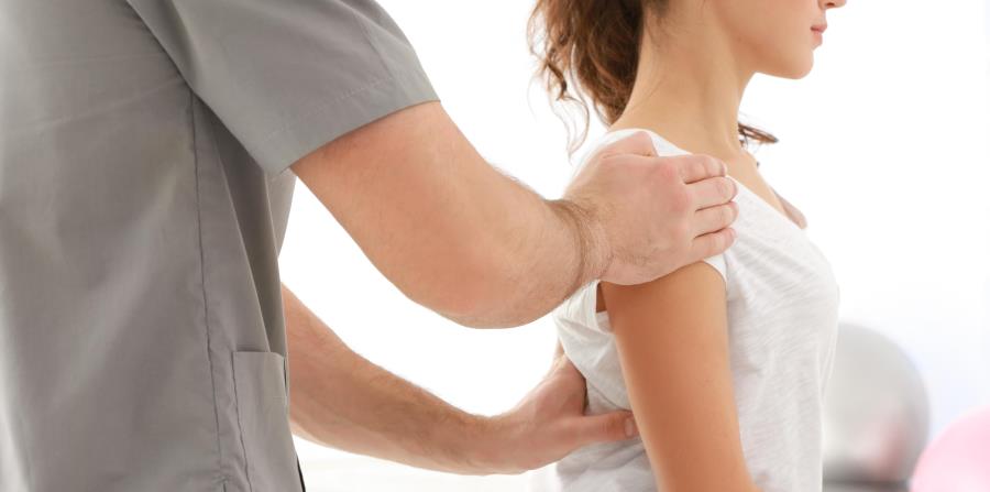 La manipulación espinal se recomienda entre otras diversas técnicas de medicina complementaria, antes de recurrir a la medicación. (horizontal-x3)