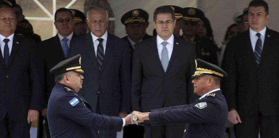 el presidente de Honduras, Juan Orlando Hernández (segundo por la derecha en la fila de atrás), durante la ceremonia de cambio de mando entre el nuevo jefe de la policía nacional, José David Aguilar Morán (izquierda), y su antecesor, el general Félix Vill (horizontal-x3)
