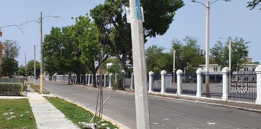 Pedazos de cemento de un poste de tendido eléctrico cayeron tras el sismo de 4.9. (Suministrada)