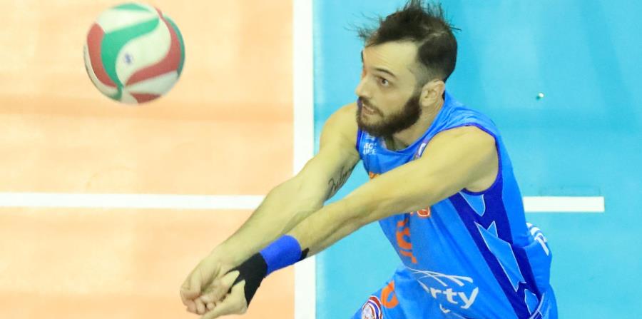 Ángel Pérez, colocador y capitán de los Gigantes, batalla con un fuerte espasmo en el área cervical. (horizontal-x3)