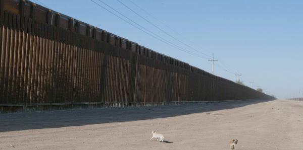 Una mujer embarazada muere al intentar saltar el muro fronterizo