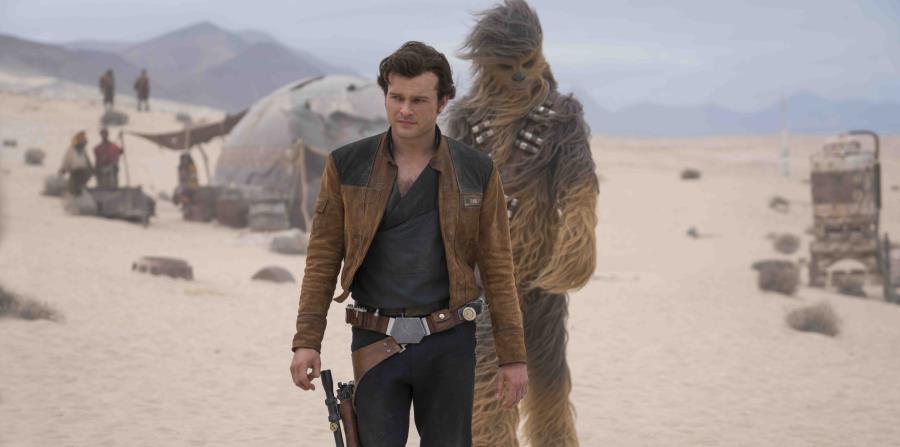 En esta imagen difundida por Lucasfilm, se muestra a Alden Ehrenreich como Han Solo y Joonas Suotamo como Chewbacca en una escena (horizontal-x3)