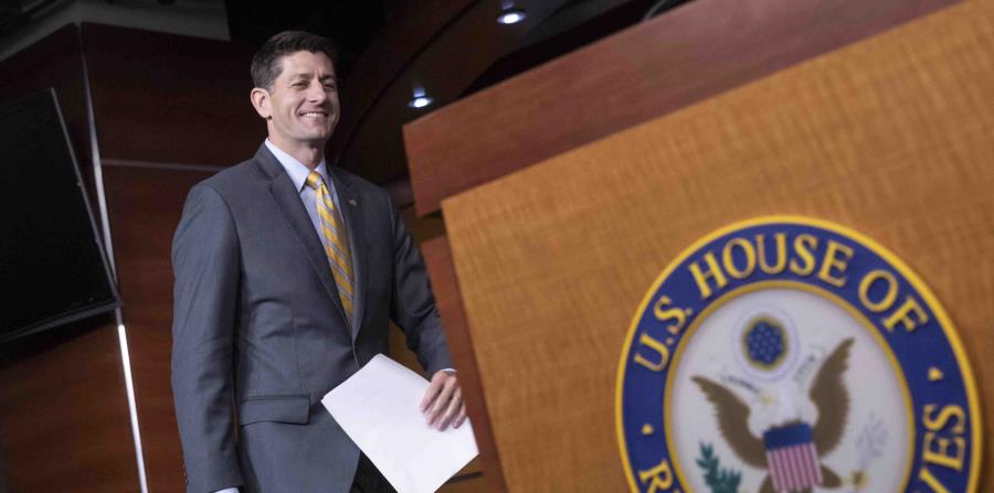 El republicano Paul Ryan, presidente de la Cámara de Representantes, llega a una conferencia de prensa en el Capitolio en Washington. (horizontal-x3)
