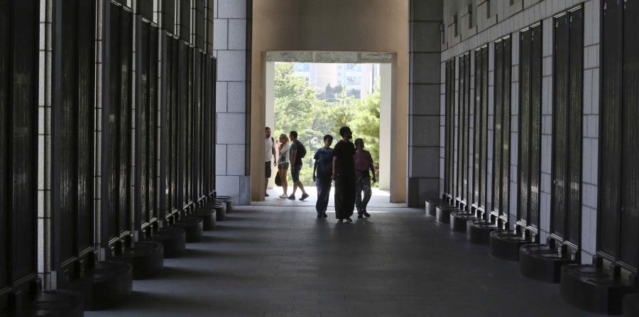 Visitantes miran los nombres de soldados estadounidenses caídos durante la Guerra de Corea en un museo en Seúl, Corea del Sur, el domingo 15 de julio de 2018. (AP (horizontal-x3)