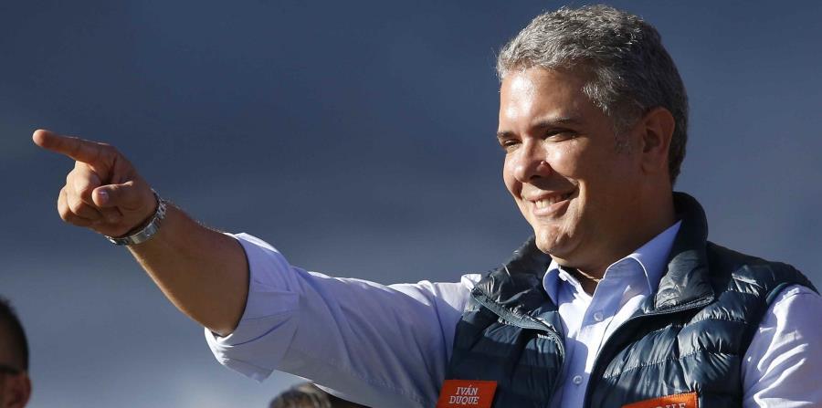 El candidato presidencial Iván Duque se dirige a sus simpatizantes durante un evento de campaña en Bogotá. (horizontal-x3)