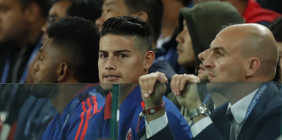 El volante de Colombia James Rodríguez onserva desde las gradas el partido contra Inglaterra en los octavos de final del Mundial en el estadio Spartak de Moscú. (AP) (horizontal-x3)