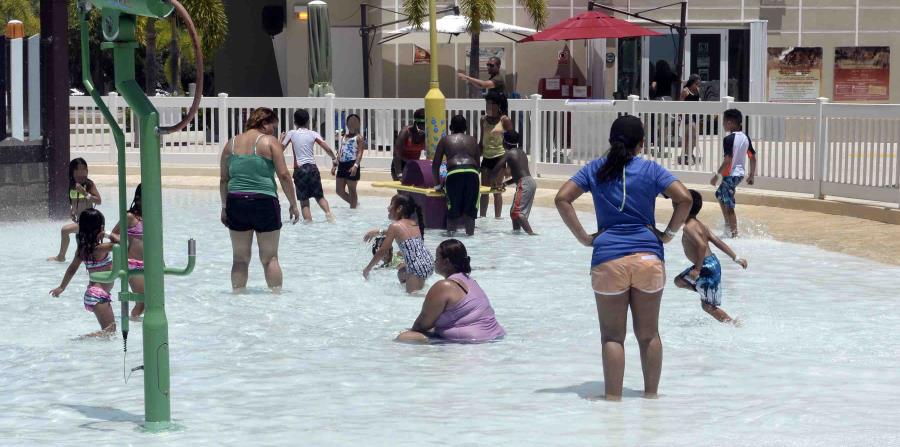 niños en una piscina (horizontal-x3)