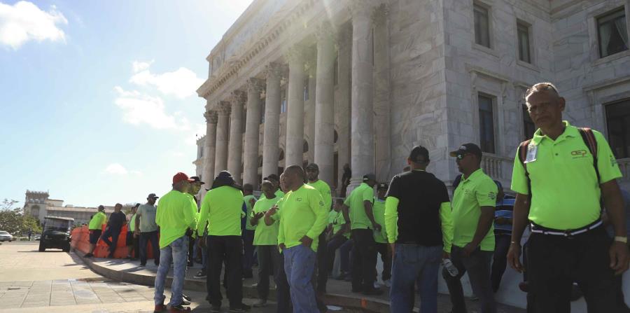 Empleados de la AEP se manifestaron hoy previo a la sesión legislativa que evalúa la reforma educativa. (horizontal-x3)