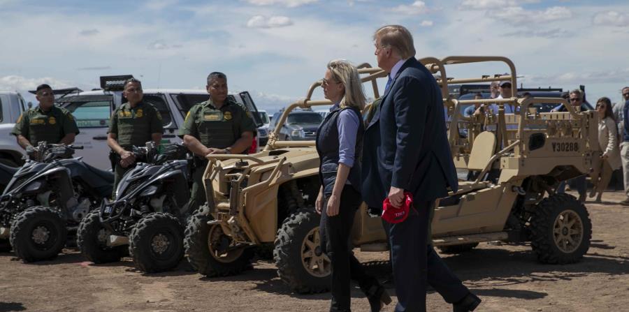 Kirstjen Nielsen recorrió parte de la frontera con México el pasado viernes junto con el presidente Donald Trump. (AP / Jacquelyn Martin) (horizontal-x3)