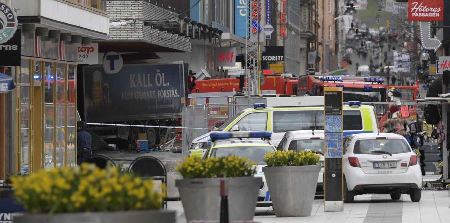 El camión chocó contra un centro comercial. (horizontal-x3)