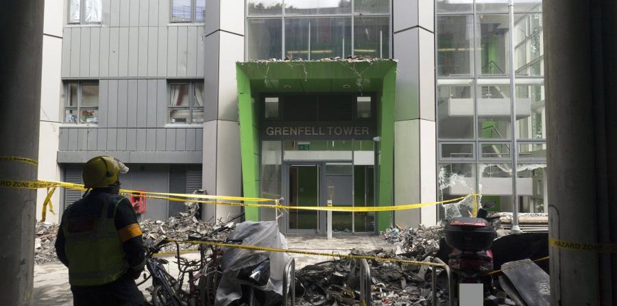 Imagen de la entrada del edificio residencial incendiado la semana pasada en Londres. (horizontal-x3)