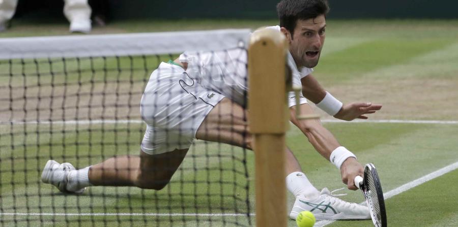 El serbio Novak Djokovic le devuelve la bola al español Rafael Nadal dueante la semifinal masculina del prestigioso campeonato de tenis Wimbledon. (horizontal-x3)