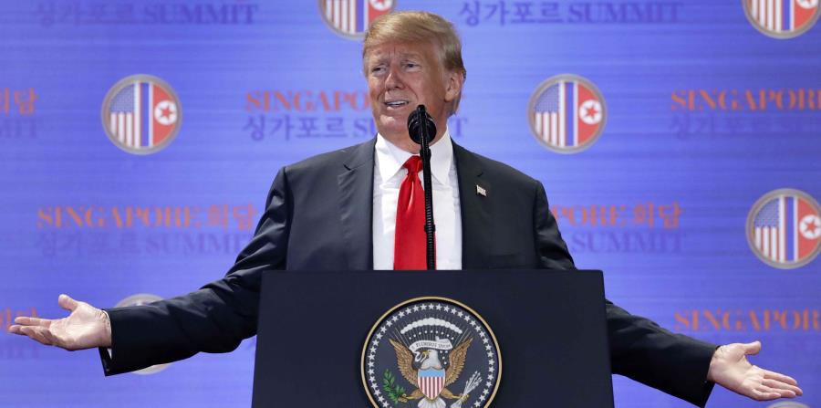 El presidente de Estados Unidos, Donald Trump, responde a preguntas sobre la cumbre con el mandarario norcoreano, Kim Jong Un, durante una conferencia de prensa en el complejo turístico de Capella, en la isla de Sentosa, en Singapur. (AP) (horizontal-x3)