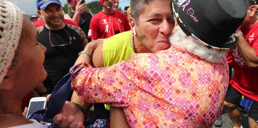 Raymond Arrieta abraza a Gloria Esther Delgado Santana, sobreviviente de cáncer. (horizontal-x3)