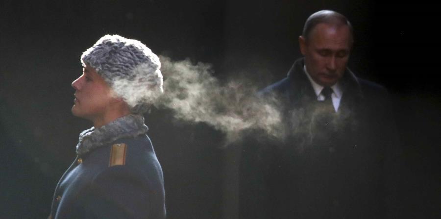 El presidente ruso, Vladimir Putin (a la derecha), se apresta a colocar una ofrenda floral en el monumento a la Madre Patria como parte de las ceremonias por el 75 aniversario de la Batalla de Stalingrado (horizontal-x3)