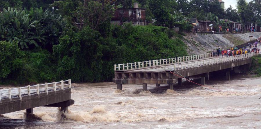Fotografía del colapso de un puente sobre el río Zaza, destruido por la fuerza de las aguas este 28 de mayo de 2018, en Sancti Spíritus (Cuba). (horizontal-x3)
