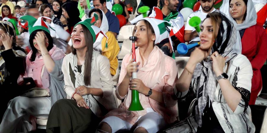 La selección persa cayó ante España en el Mundial, pero las mujeres iraníes disfrutaron de una pequeña victoria particular: La entrada en el principal estadio de Teherán para ver el partido, un acceso que tienen normalmente vetado. (horizontal-x3)