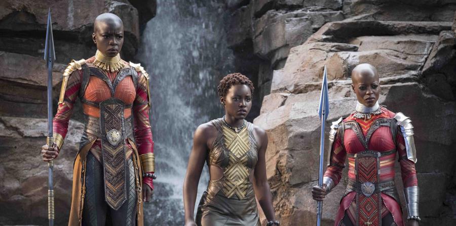 De izquierda a derecha: Okoye (Danai Gurira), Nakia (Lupita Nyong'o) yAyo (Florence Kasumba) en una escena de la película. (Foto de Matt Kennedy/©Marvel Studios 2018) (horizontal-x3)