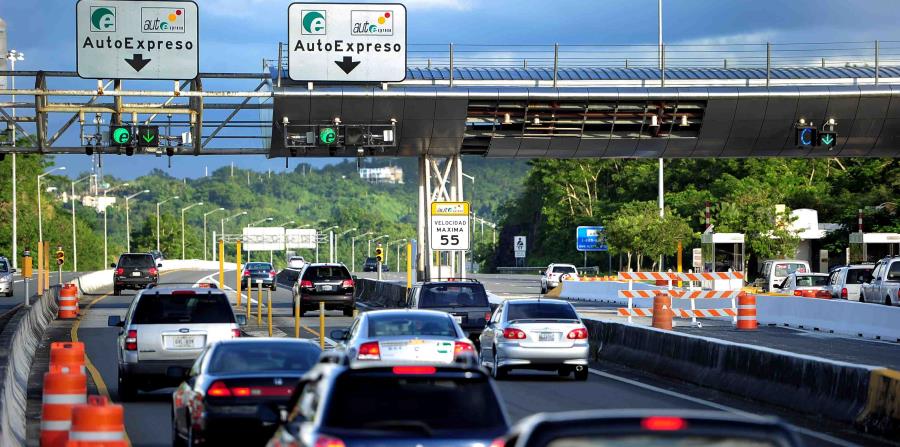 Hay choferes que colocan una calcomanía con otro número de tablilla para pasar por el AutoExpreso. (GFR Media) (horizontal-x3)