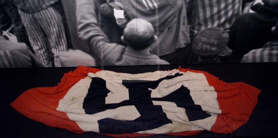 En esta imagen de archivo, del 8 de julio de 2003, se puede ver una bandera nazi que se encuentra en el Museo del Holocausto en Washington. (Archivo / GFR Media) (horizontal-x3)
