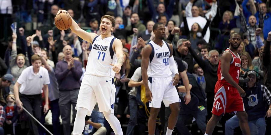 El novato de los Mavs, Luka Doncic, celebra una jugada en el partido ante Houston. (AP) (horizontal-x3)