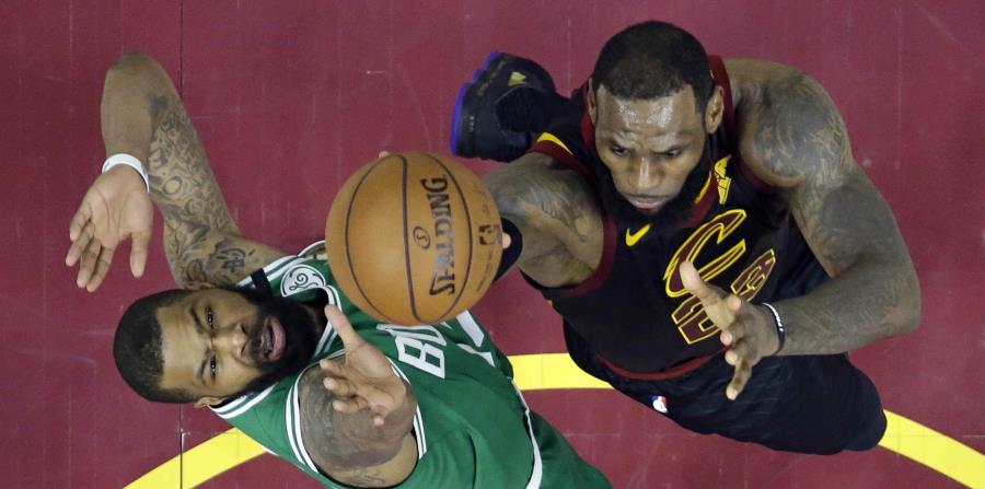 LeBron James intenta llegar al canasto ante la defensa de Marcus Morris, de los Celtics de Boston. (AP / Tony Dejak) (horizontal-x3)