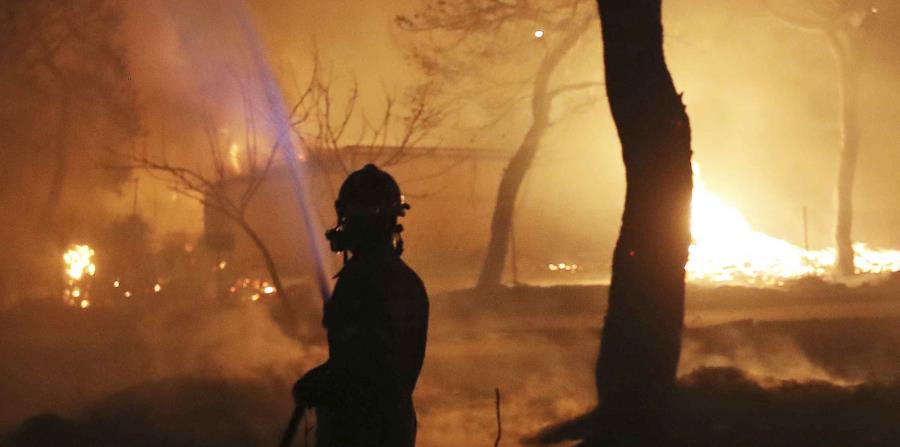 Un incendio intenta apagar el fuego en el pueblo de Mati, al este de Atenas. (horizontal-x3)