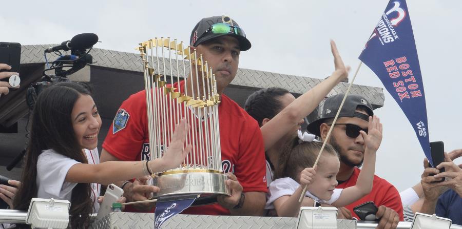 Alex Cora (con el trofeo del campeonato de la Serie Mundial de Grandes Ligas) estará acompañado de Alex Cintrón, Jesús ‘Motorita’ Feliciano y Ramón Vázquez. (Archivo / GFR Media) (horizontal-x3)