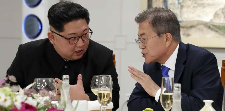 Fotografía del 27 de abril de 2018 del líder de Corea del Norte, Kim Jong Un (izquierda), y el presidente de Corea del Sur, Moon Jae-in, durante un banquete en la aldea fronteriza de Panmunjom, en la Zona Desmilitarizada de Corea del Sur. (horizontal-x3)