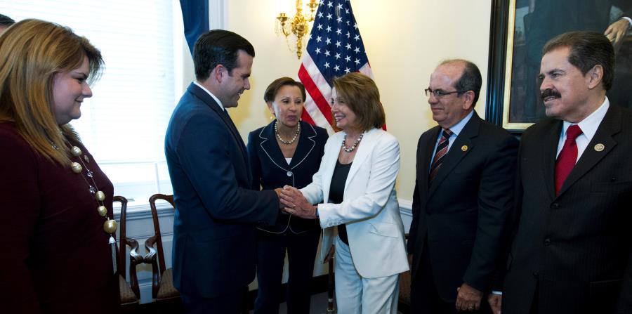 La líder demócrata Nancy Pelosi saluda al gobernador Ricardo Rosselló en esta foto de archivo. Observa, la congresista puertorriqueña Nydia Velázquez. (GFR Media) (horizontal-x3)