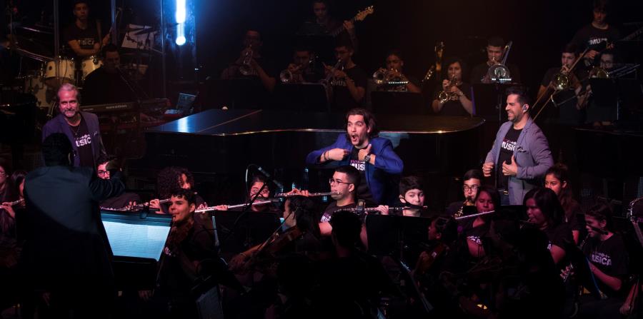 Francisco Paz, Stevan Micheo y Adlan Cruz lograron una interacción amena con los estudiantes a lo largo del concierto. A la izquierda, el joven guitarrista Steve Cruz, quien realizó un solo. (horizontal-x3)