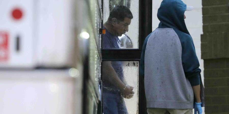 Inmigrantes con esposas y grilletes arriban a una audiencia en la corte federal de McAllen, Texas. (horizontal-x3)