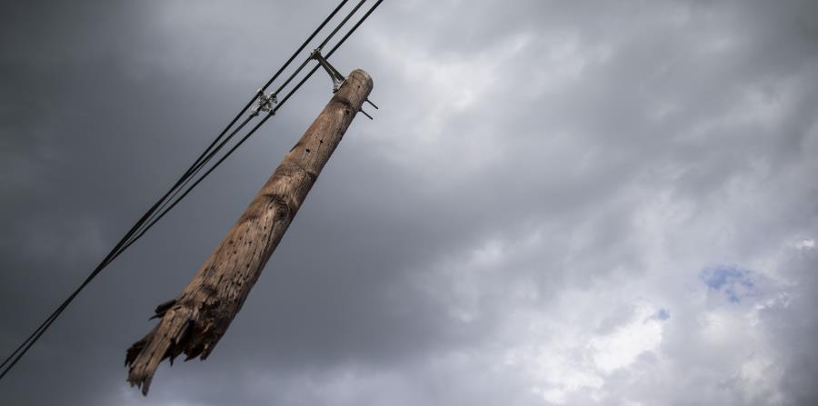 La mitad de un poste de electricidad tumbado por los vientos en la PR-102. (horizontal-x3)