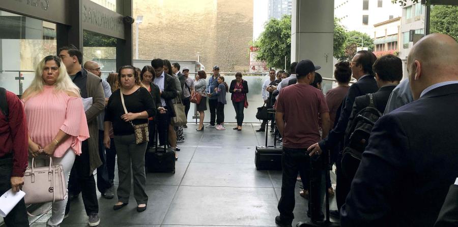 Inmigrantes a la espera de sus audiencias en los tribunales de inmigración de Los Ángeles. (horizontal-x3)