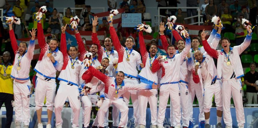 La Selección celebra desde lo más alto del podio su medalla de oro. (horizontal-x3)