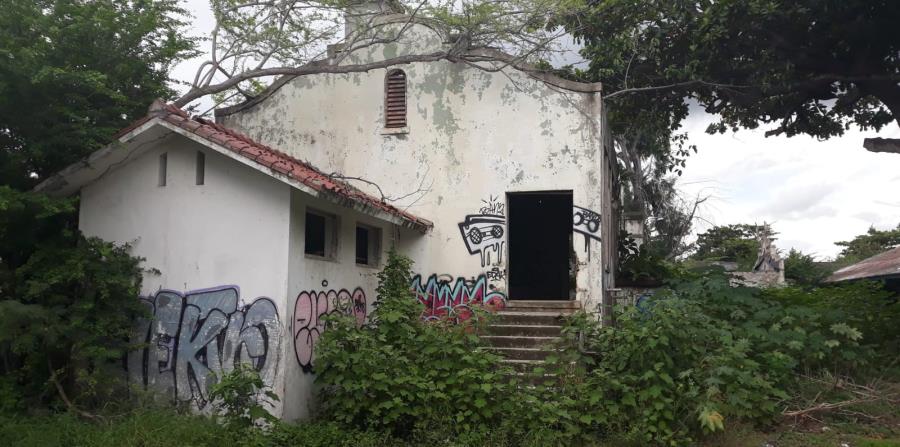 La fachada del edificio principal muestra daños estructurales y vandalismo. (Suministrada) (horizontal-x3)