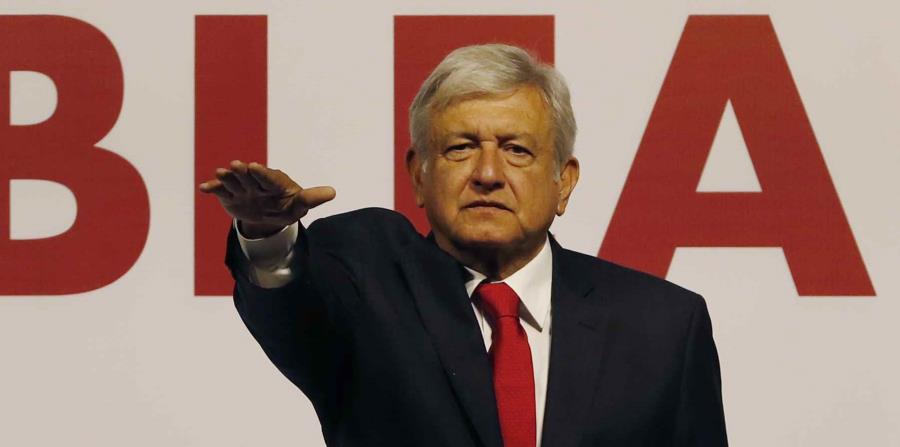 Andrés Manuel López Obrador extiende su mano para juramentar como candidato presidencial de MORENA, el partido político al que pertenece, en la Ciudad de México, hoy, domingo 18 de febrero de 2018. (horizontal-x3)