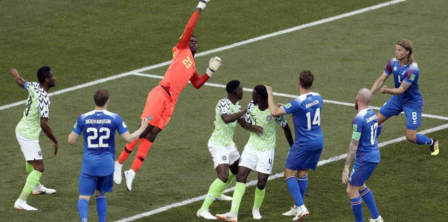 El arquero de Nigeria Francis Uzoho repele un remate en el partido contra Islandia (horizontal-x3)