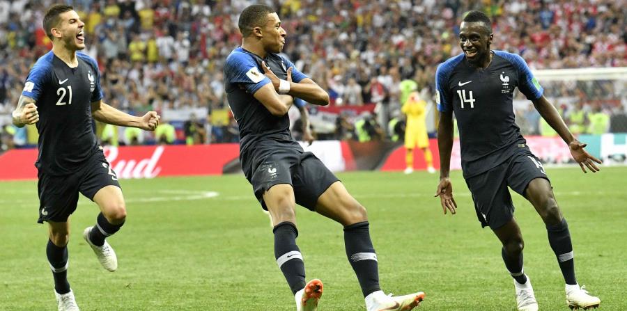El símbolo de Nike sobresale sobre el número de los jugadores del equipo de Francia en la Copa Mundial. (AP) (horizontal-x3)