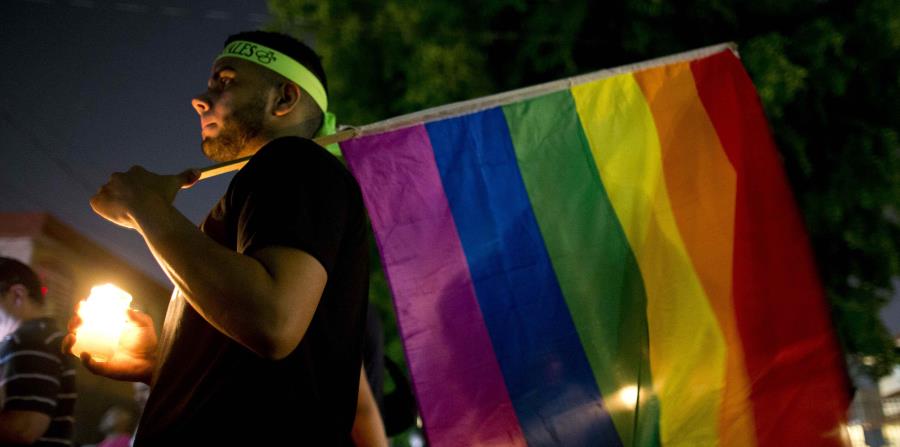 Un joven carga una bandera de arcoiris, la cual identifica a la comunidad LGBTT. (GFR Media) (horizontal-x3)