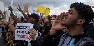 Cientos de dominicanos salen a la calle a protestar por la suspensión de las elecciones municipales