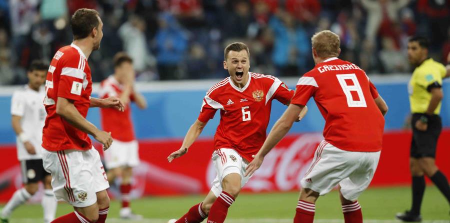 La victoria de Uruguay ante Arabia Saudita aseguró que Rusia clasificará a los octavos de final. (AP) (horizontal-x3)