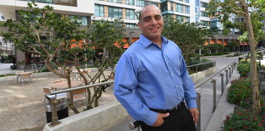 Luis Raúl Padilla, vicepresidente ejecutivo de Sun West Mortgage, en los predios del complejo de Ciudadela, en Santurce. (horizontal-x3)